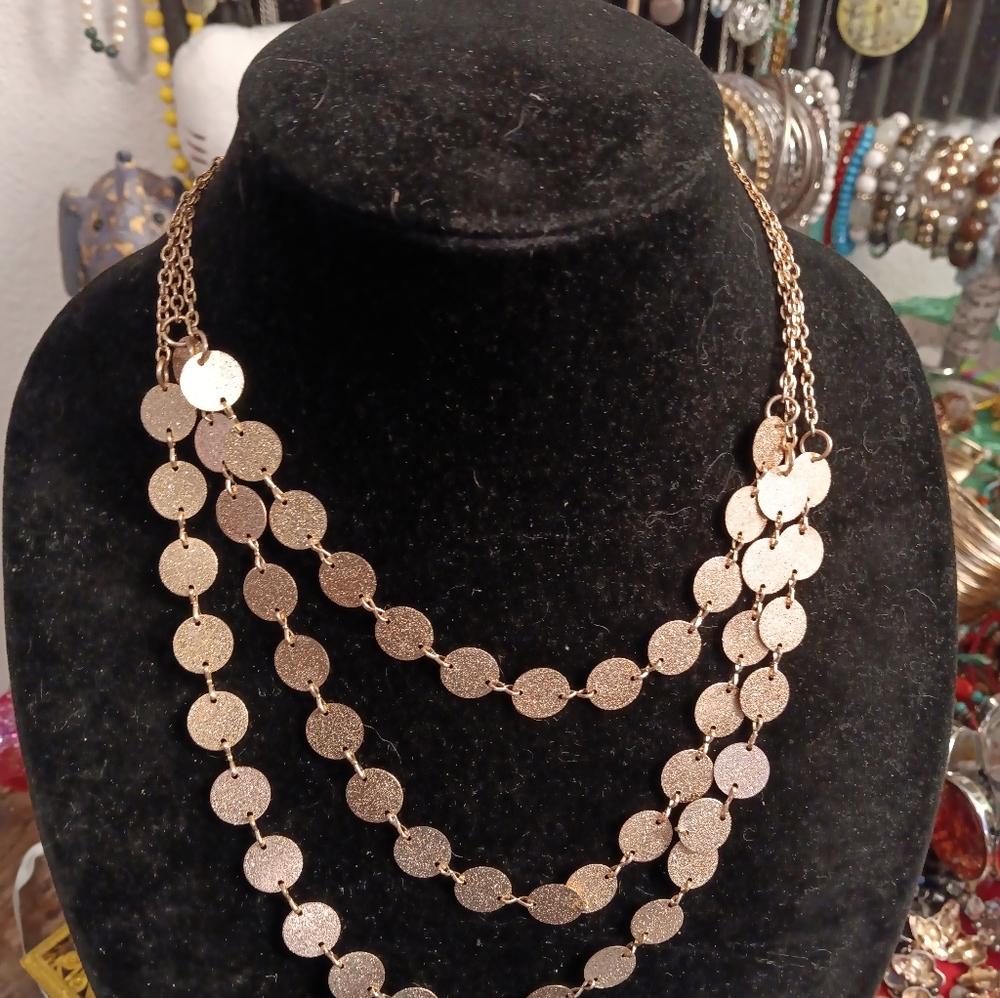 Necklace gold tone